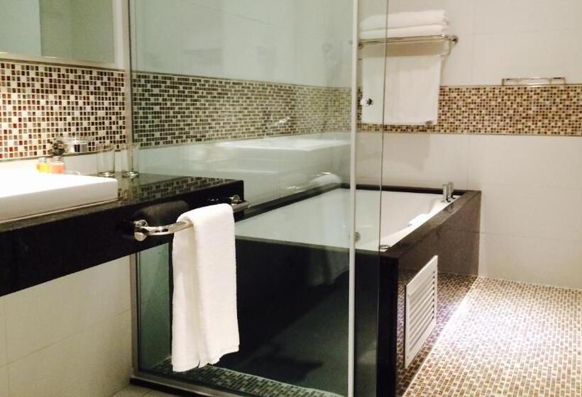 سوئیت با چشم‌انداز رودخانه, Carnaval Hotel Casino