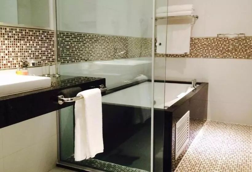سوئیت با چشم‌انداز رودخانه, Carnaval Hotel Casino