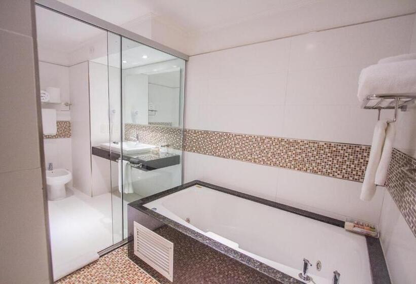 سوئیت با چشم‌انداز رودخانه, Carnaval Hotel Casino