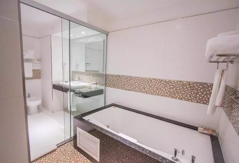 سوئیت با چشم‌انداز رودخانه, Carnaval Hotel Casino