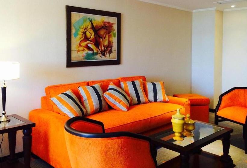 سوئیت با چشم‌انداز رودخانه, Carnaval Hotel Casino