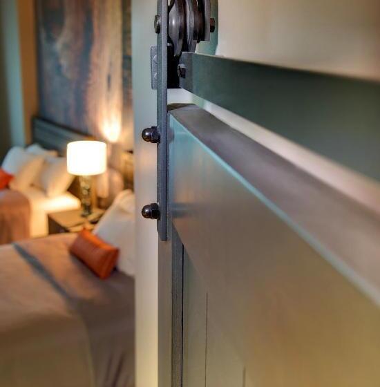 חדר סטנדרט עם מיטת קינג, Indigo Traverse City, An Ihg