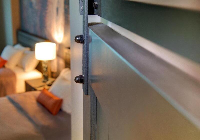 חדר סטנדרט עם מיטת קינג, Indigo Traverse City, An Ihg