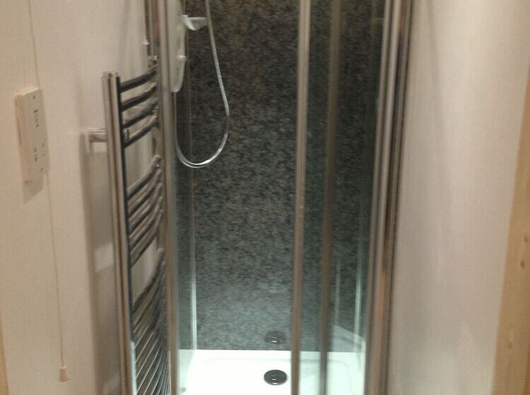 חדר סטנדרט לשלושה, The Waterwheel