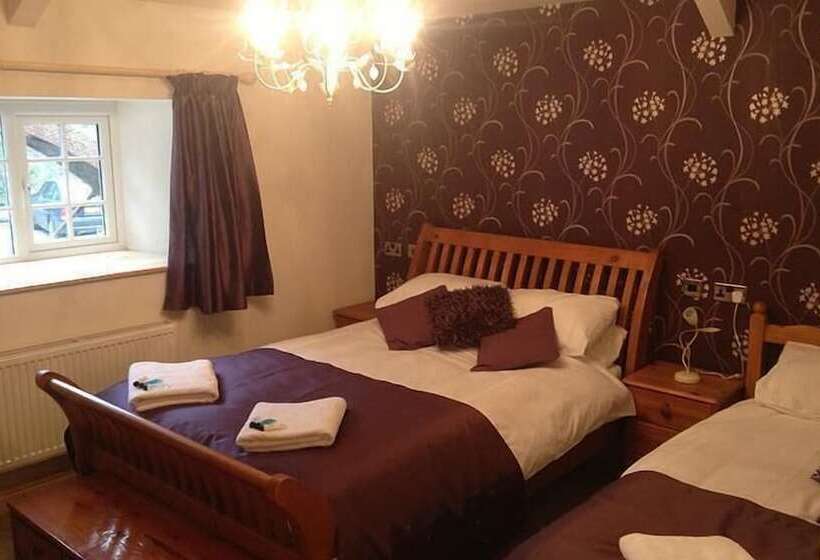 חדר סטנדרט לשלושה, The Waterwheel