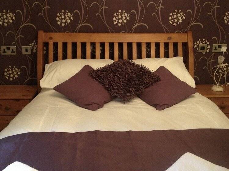 חדר סטנדרט לשלושה, The Waterwheel