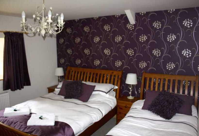 חדר סטנדרט לשלושה, The Waterwheel