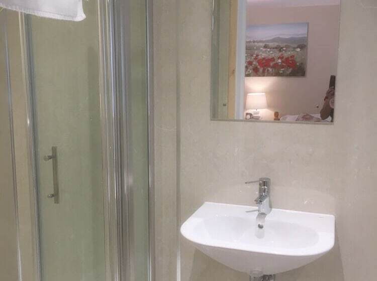 חדר סטנדרט, The Waterwheel