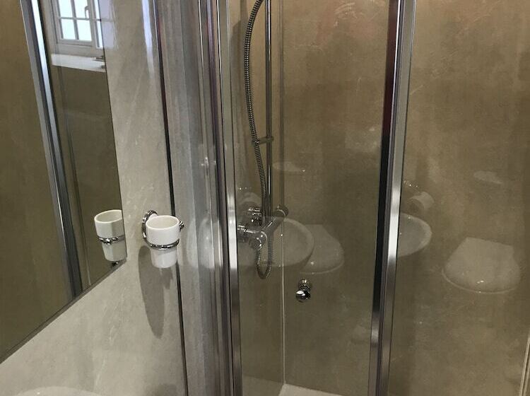 חדר בסיסי, The Waterwheel