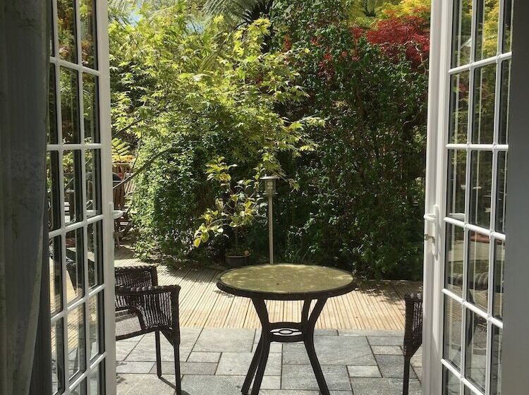 חדר סטנדרט, The Waterwheel