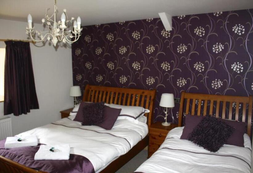 חדר סטנדרט לשלושה, The Waterwheel