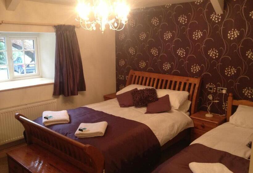 חדר סטנדרט לשלושה, The Waterwheel