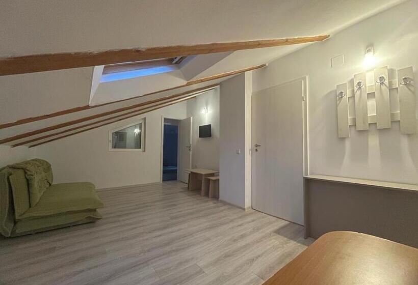 جناح, Pensiunea Padurea Verde