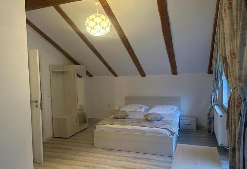 غرفة قياسية ثلاثية مزودة بشرفة, Pensiunea Padurea Verde