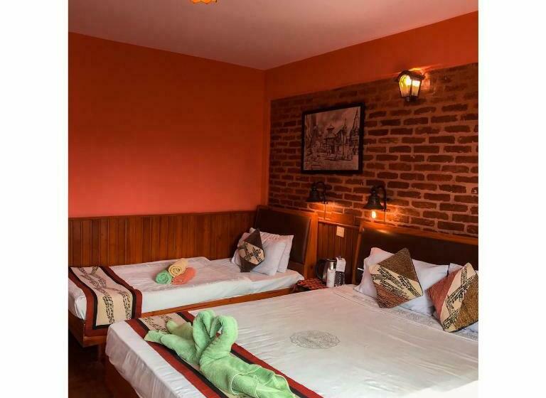 اتاق لوکس با بالکن, New Shiva Guest House