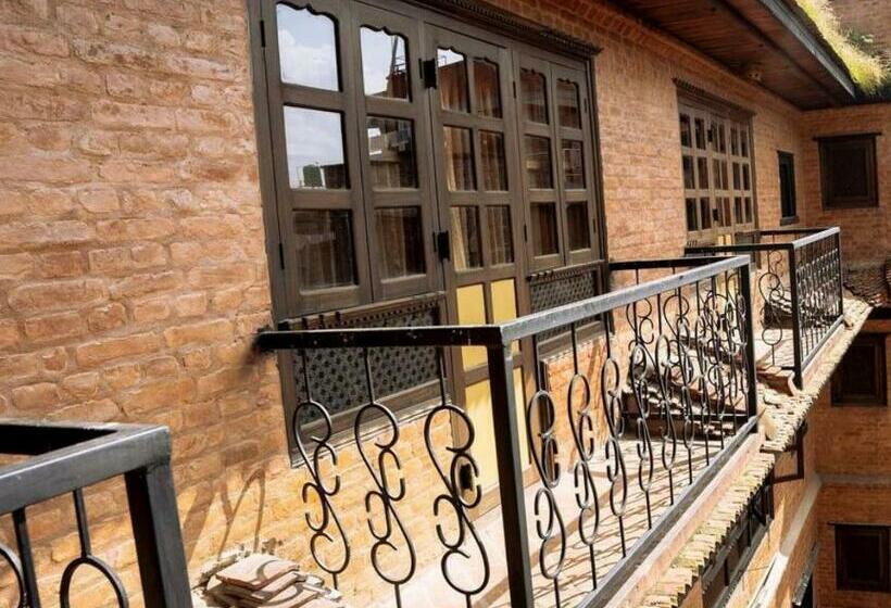 اتاق لوکس با بالکن, New Shiva Guest House