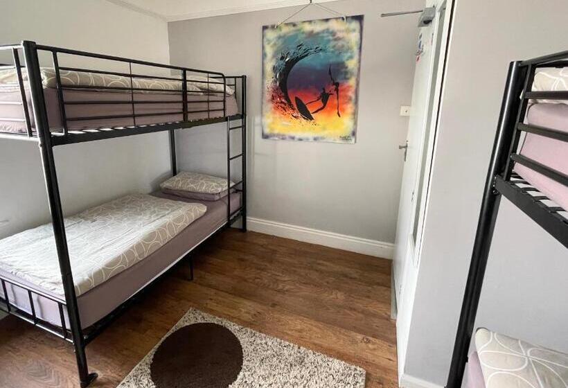 Номер Стандарт Четырехместный Совместный Санузел, Breakers Guest House