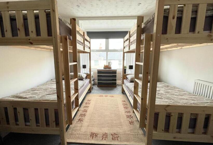Четырехместный Номер Стандарт, Breakers Guest House