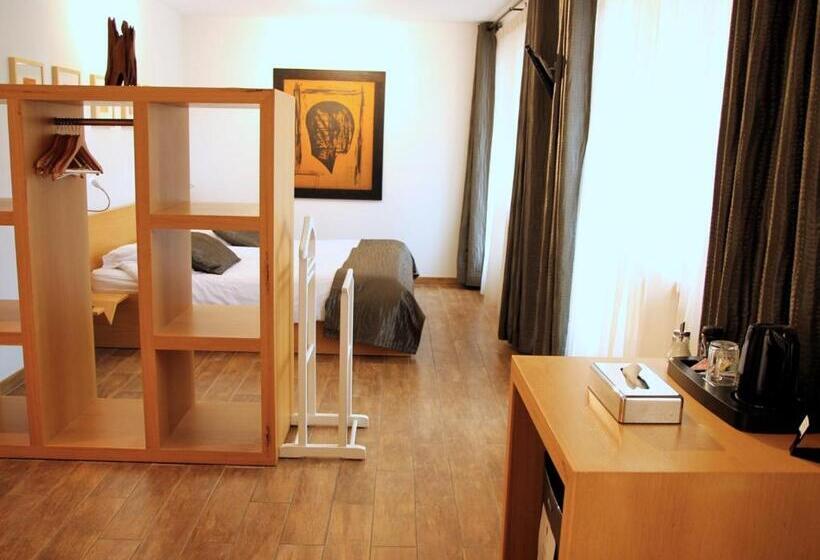 סוויטה עם מרפסת, Art Hôtel