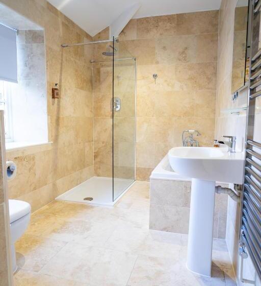 디럭스 룸, The Bear & Swan