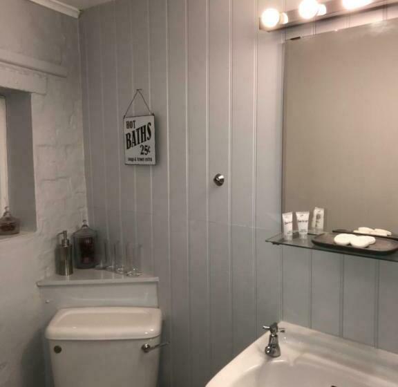 غرفة عائلية, The Pear Tree