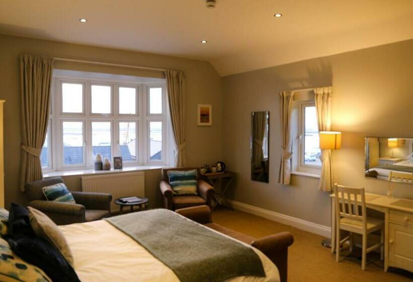 غرفة قياسية سرير كينج, The Victory At Mersea