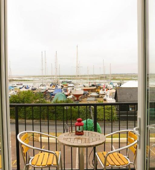 غرفة قياسية مطلّة علي البحر مزوَّدة بشُرفة, The Victory At Mersea