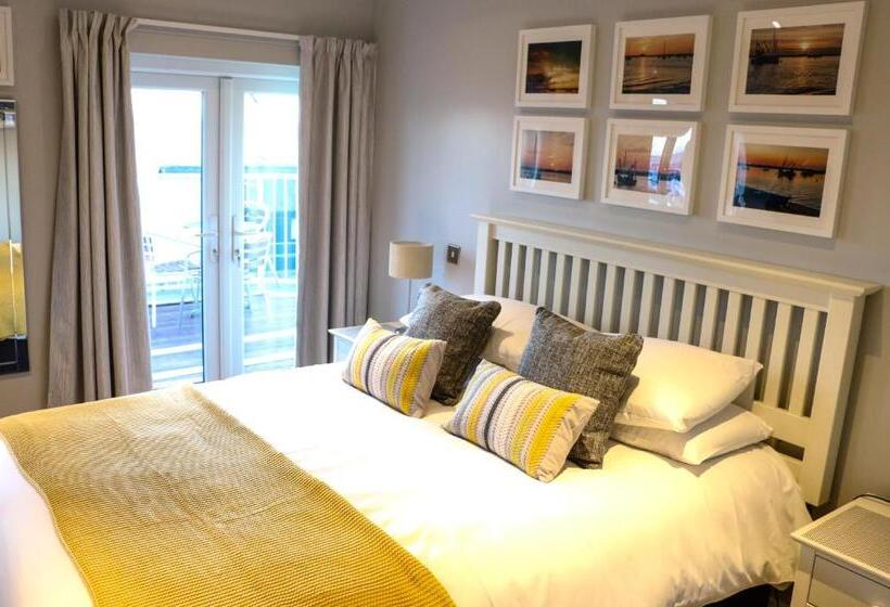 غرفة قياسية مطلّة علي البحر مزوَّدة بشُرفة, The Victory At Mersea