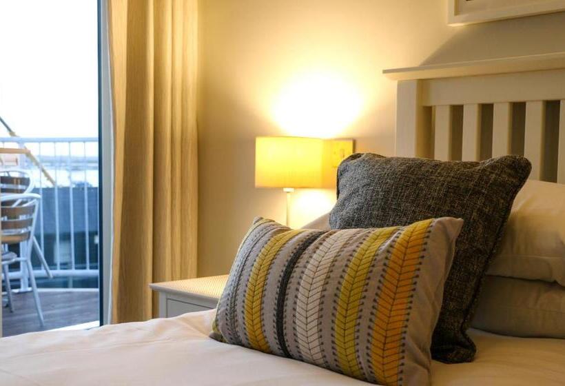 غرفة قياسية سرير كينج, The Victory At Mersea