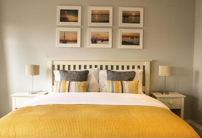 غرفة قياسية سرير كينج, The Victory At Mersea