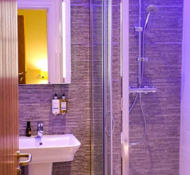 غرفة قياسية مطلّة علي البحر مزوَّدة بشُرفة, The Victory At Mersea