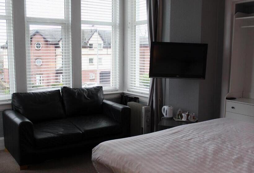 غرفة عائلية, The Woodhouse