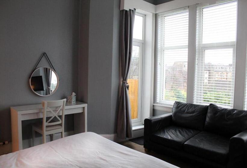 غرفة عائلية, The Woodhouse