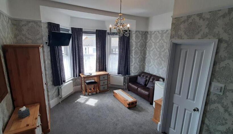 Superior-huone, Brooke House