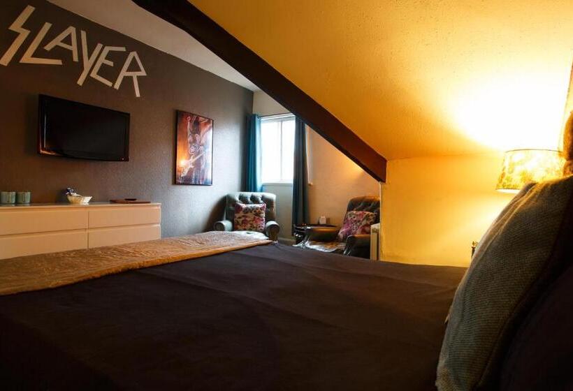 标准间, The Saddle Inn