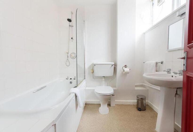 标准间, The Saddle Inn