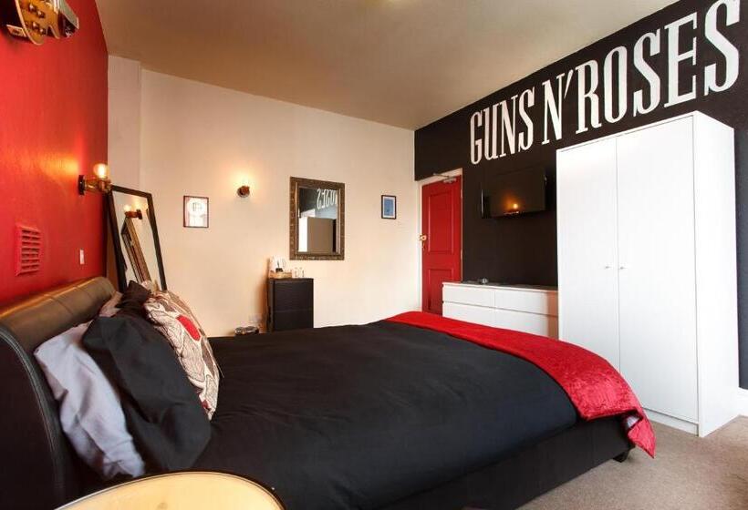 标准间, The Saddle Inn