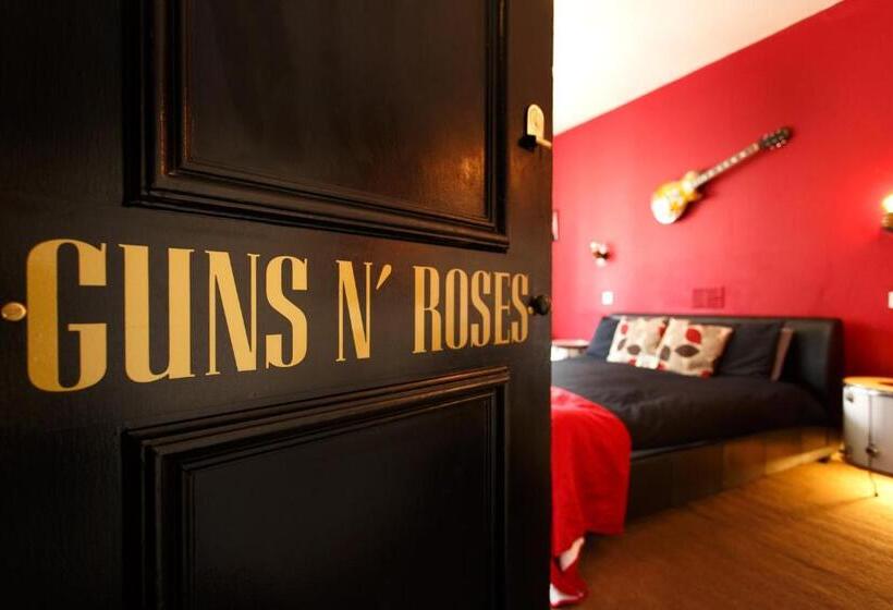 标准间, The Saddle Inn