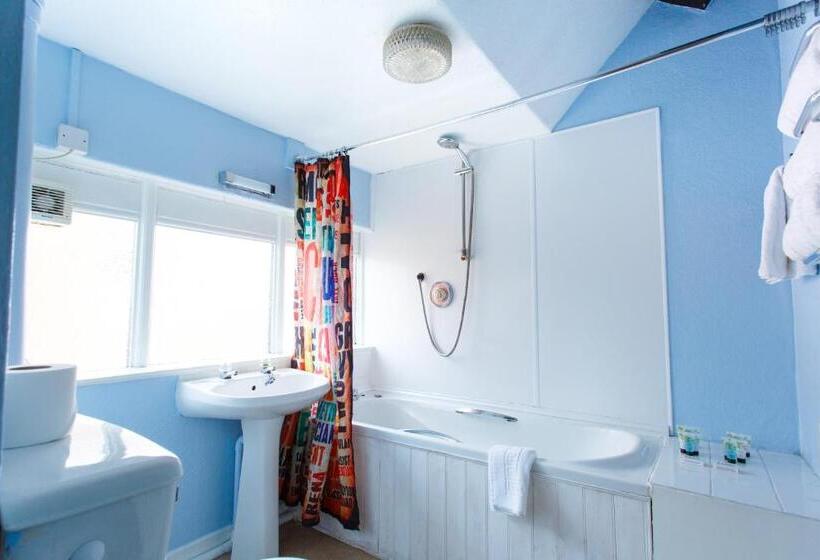 家庭间, The Saddle Inn