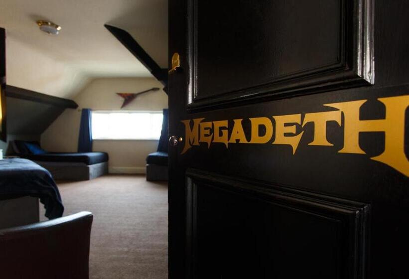 家庭间, The Saddle Inn