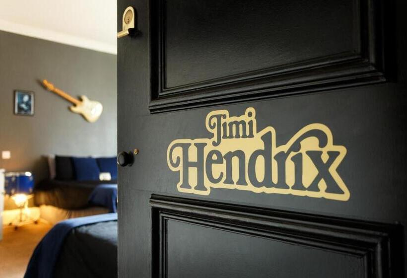 家庭间, The Saddle Inn