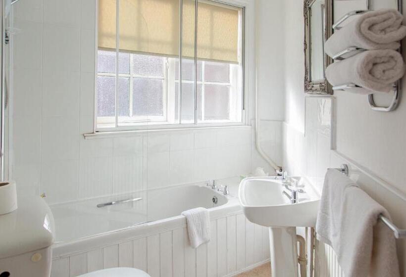 标准间, The Saddle Inn