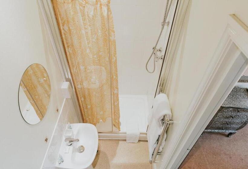 标准间, The Saddle Inn