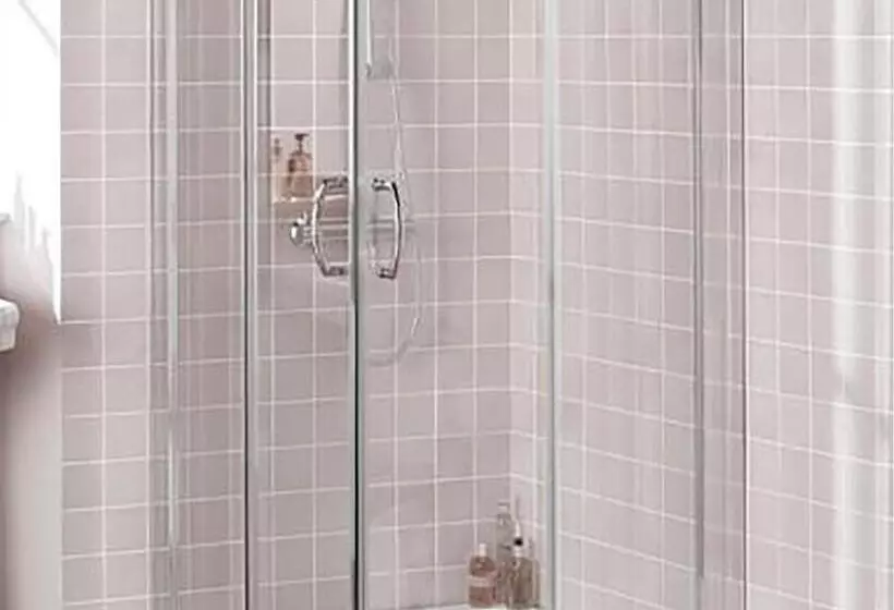 スタンダードルーム, Ward Avenue B&b