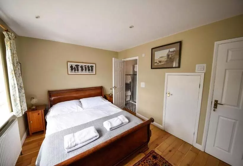 スタンダードルーム, Ward Avenue B&b