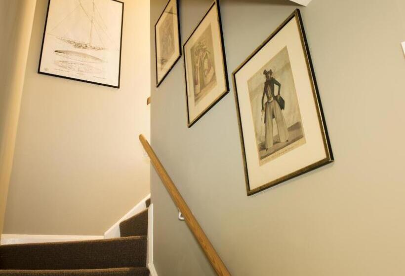 スタンダードルーム, Ward Avenue B&b