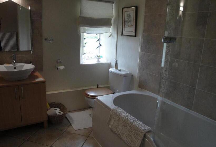 غرفة عائلية, Cary Fitzpaine House