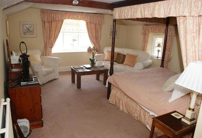 غرفة عائلية, Cary Fitzpaine House