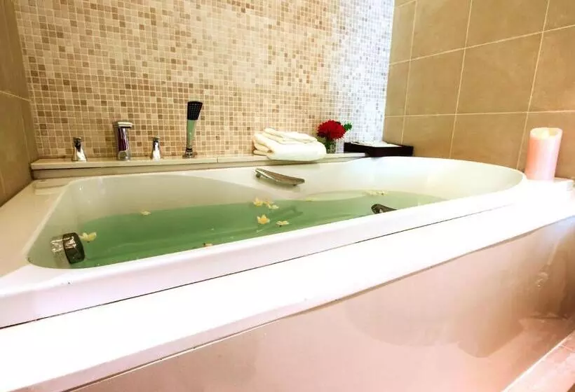 デラックススイート, Balcony Seaside Sriracha Hotel & Serviced Apartments