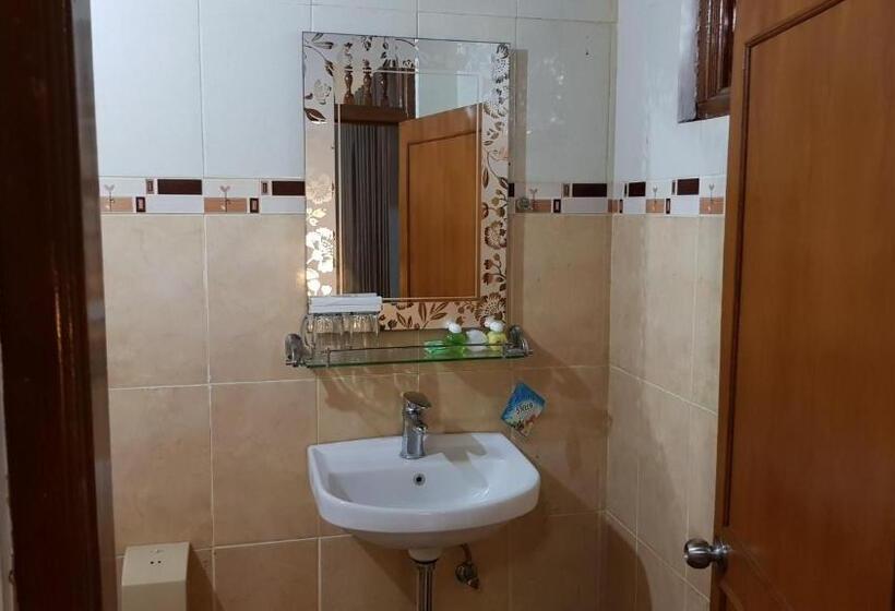 חדר משפחתי, Kusnadi